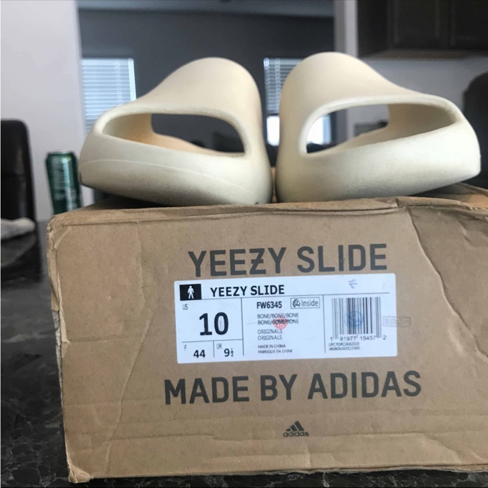 YEEZY SLIDE BONE COLORWAY